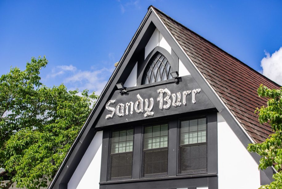 sandy-burr-clubhouse-sign